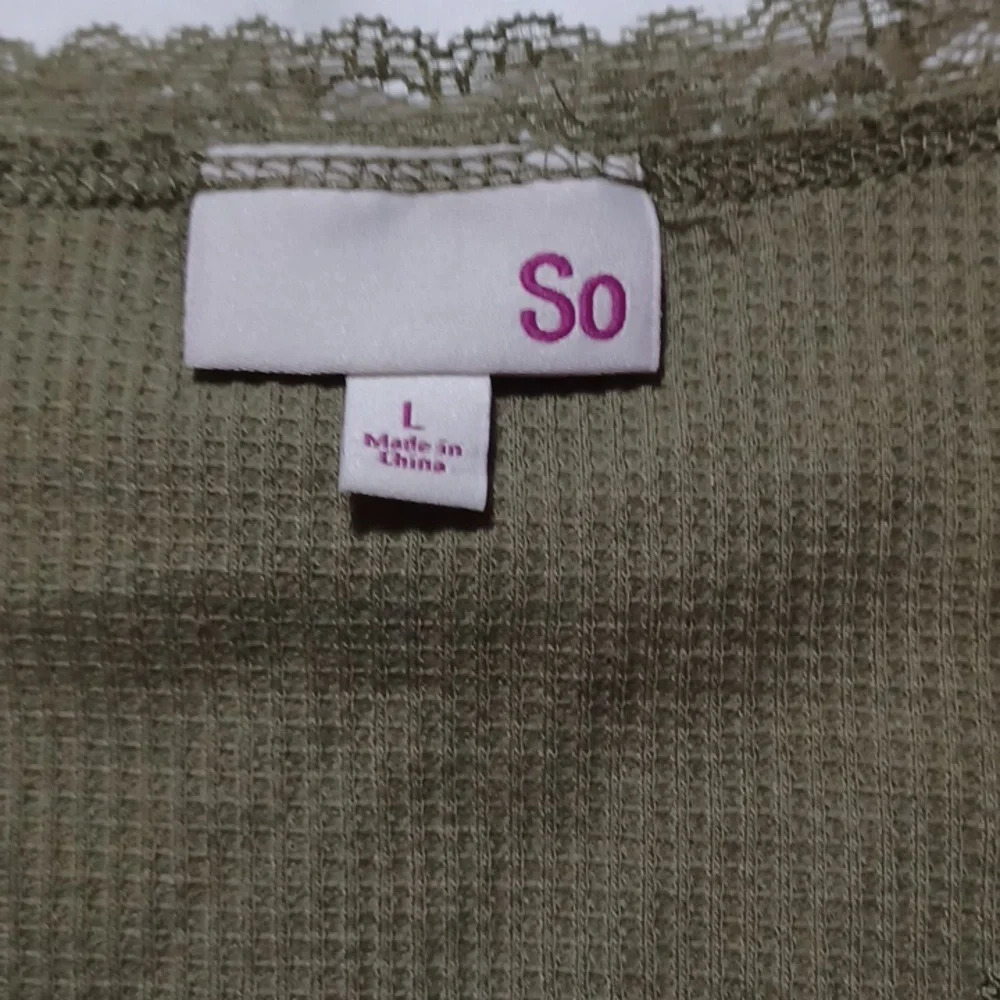 SO juniors ribbed cropped v-neck lace trim shirt NWT - Picture 2 of 4